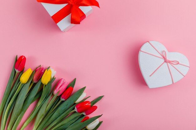 Composición encantadora de flores de tulipán con cajas de regalo