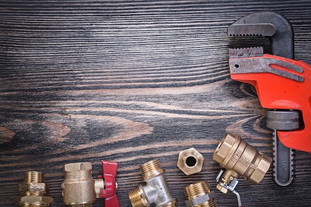 Composición del equipo de plomería en concepto de plomería de tablero de madera.