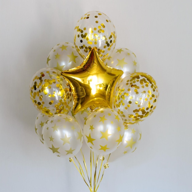 Composición de estrellas de papel de helio dorado y globos de confeti transparentes Regalo para cumpleaños