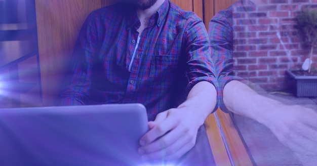 Composición de estudiante masculino usando laptop con resplandor azul