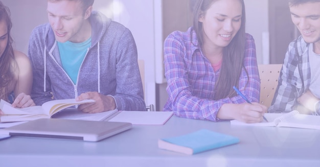 Composición de estudiantes masculinos y femeninos que estudian junto con luz blanca brillante