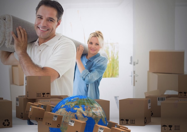 Foto composición de la feliz pareja caucásica en casa nueva con globo y cajas de cartón