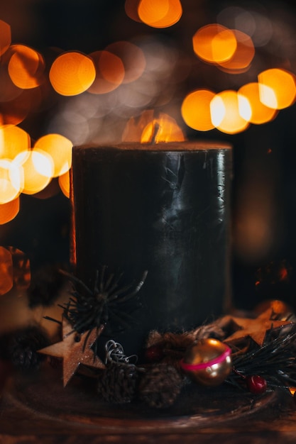 Composición festiva de Año Nuevo y Navidad con velas sobre un fondo de luces doradas