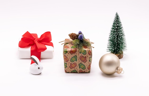 Una composición festiva de cajas de regalo de un árbol de Navidad y un juguete de árbol de Navidad