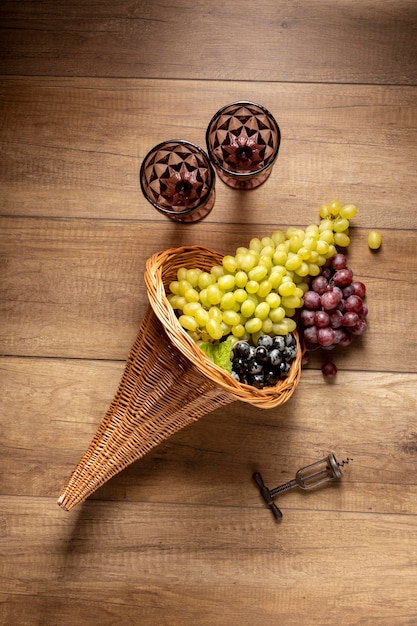 Foto composición festiva de cuerno de la abundancia con deliciosas comidas.