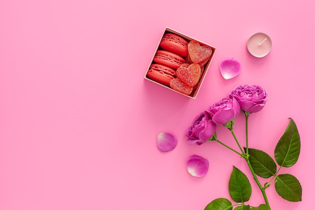 Composición festiva para el día de san valentín Rosa rosa, caja con macarrones