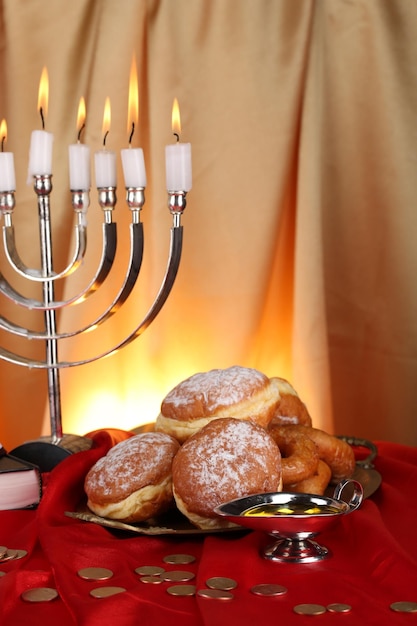 Composición festiva para Hanukkah en primer plano de tela