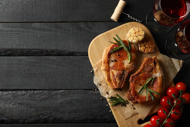 Composición con filetes fritos y vino. Comida a la parrilla