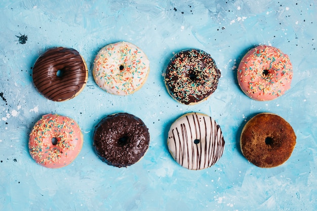 Composición flat lay de donuts ricos