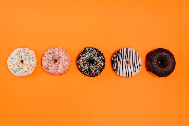 Composición flat lay de donuts ricos