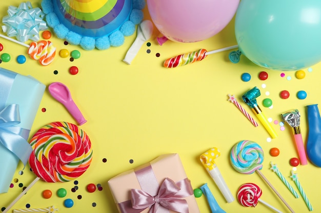 Composición flatlay con accesorios para una fiesta o cumpleaños