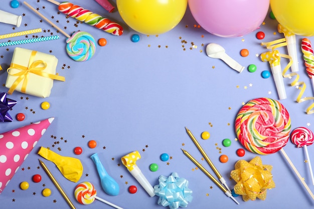 Composición flatlay con accesorios para una fiesta o cumpleaños