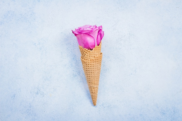 Composición de flores con conos de galleta.