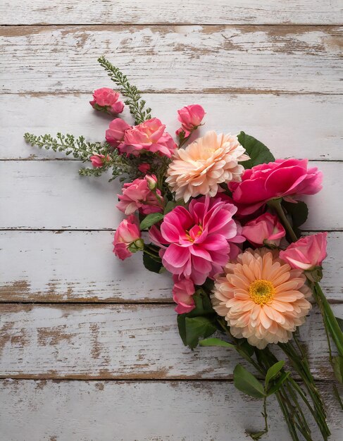 Composición de flores para el Día de las Madres o el Día de la Mujer de San Valentín Flores rosadas en madera blanca vieja