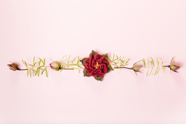 Composición de flores festivas sobre fondo rosa Vista aérea