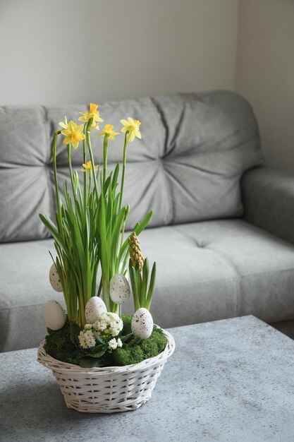 Composición de flores hechas a mano de pascua con narcisos en flor