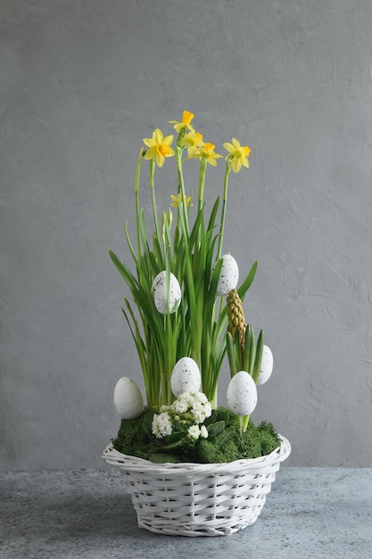 Composición de flores hechas a mano de pascua con narcisos en flor