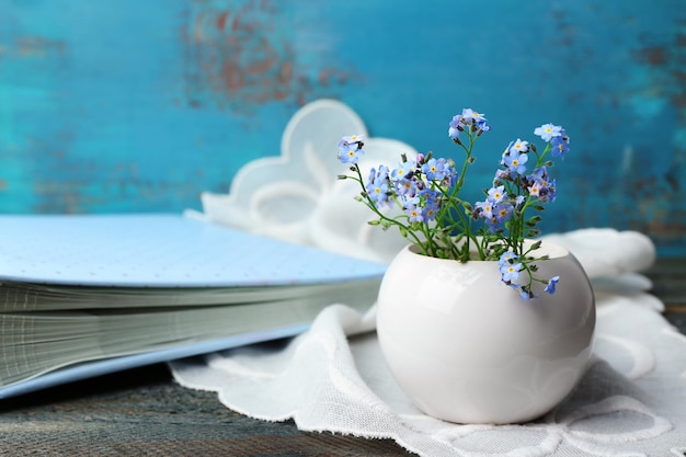 Composición con flores de nomeolvides sobre fondo de madera