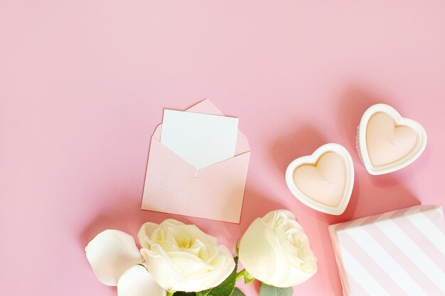 Composición de flores Pétalos de rosas sobre fondo rosa pastel Día de San Valentín Día de la madre Concepto de día de la mujer Espacio de copia de vista superior endecha plana