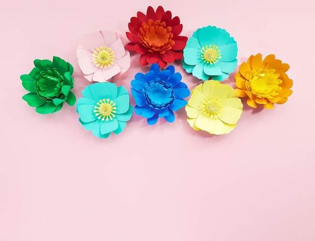 Foto composición de flores de primavera hechas a mano sobre fondo rosa pastel. el niño hizo manualidades. concepto de publicidad para cumpleaños, día de san valentín, día de la mujer. plano, vista superior, primer plano, espacio de copia