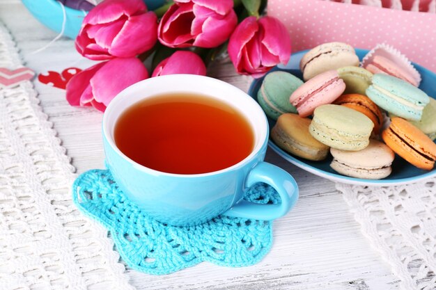 Foto composición de flores de primavera, té y galletas en primer plano de la mesa