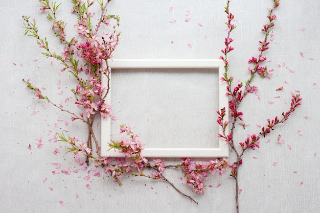 Foto composición de flores con ramas rosas florecientes con pétalos