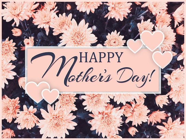 Composición de flores silvestres de primavera beige y corazones con la inscripción Feliz Día de la Madre. Publicidad de fondo floral para el Día de la Madre. Plano, vista superior, primer plano, espacio de copia