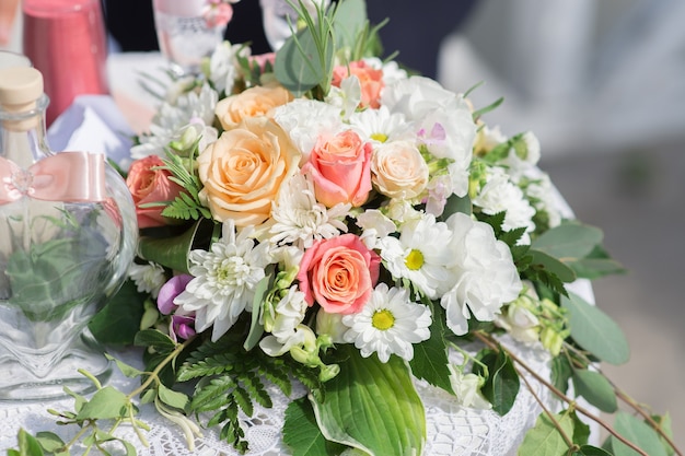 Composición de flores sobre la mesa de la ceremonia de la boda.