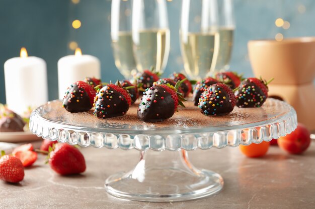 Foto composición con fondue de chocolate en la mesa gris. deliciosa comida dulce