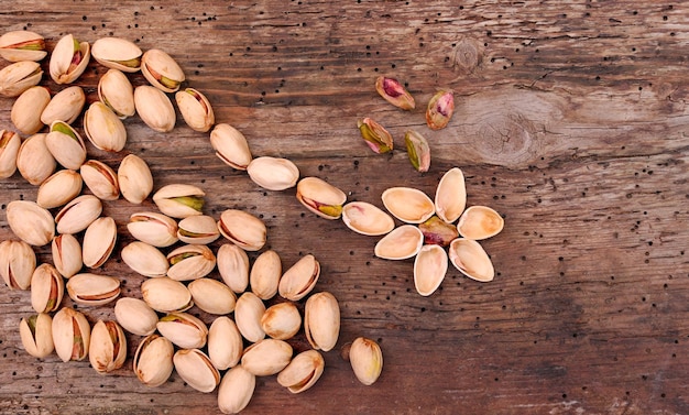 Foto composición en forma de flor de los frutos de los pistachos tostados en seco de la pistacia vera