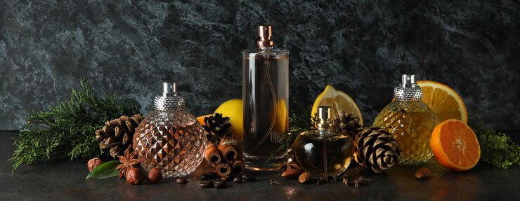 Foto composición con frascos de perfume y diferentes ingredientes.