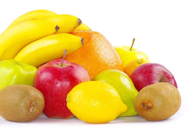 Composición con frutas aisladas en blanco