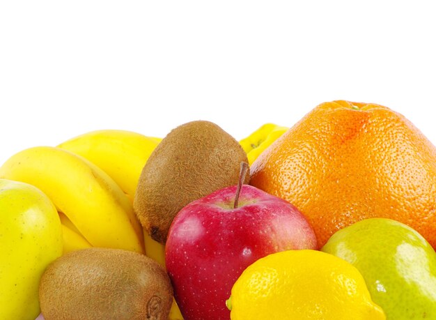 Foto composición con frutas aisladas en blanco