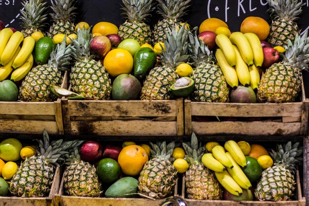 Composición de frutas en el bar de jugos piñas, plátanos. Foto hecha en Atenas, Grecia