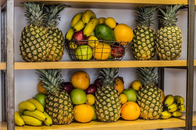 Composición de frutas en el bar de jugos piñas, plátanos. Foto hecha en Atenas, Grecia