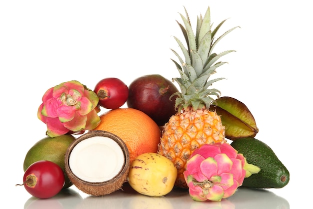 Composición de las frutas exóticas aisladas en blanco