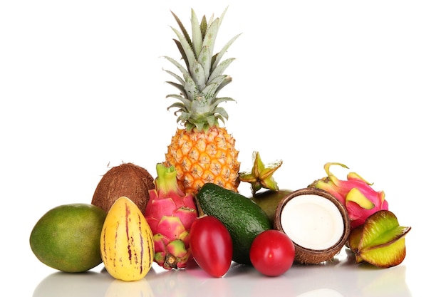 Composición de las frutas exóticas aisladas en blanco
