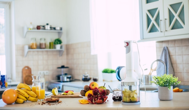 Composición de frutas frescas y maduras en la mesa de la cocina doméstica