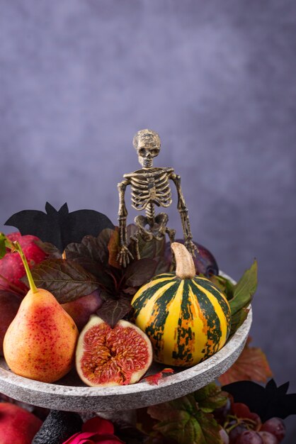 Composición con frutas otoñales de temporada. Elegante concepto de Halloween o Acción de Gracias