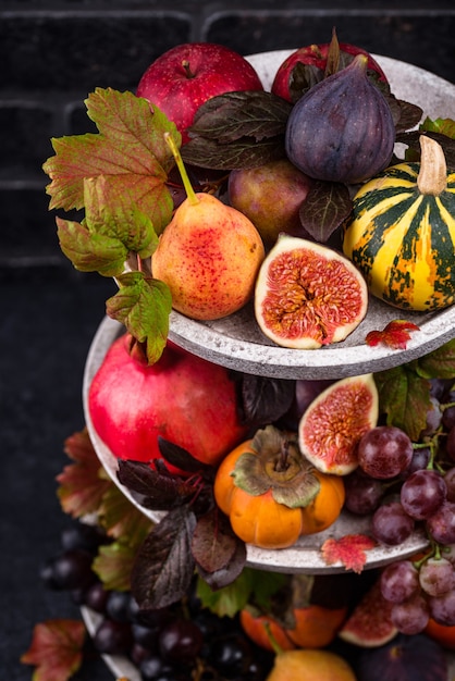 composición con frutas de otoño