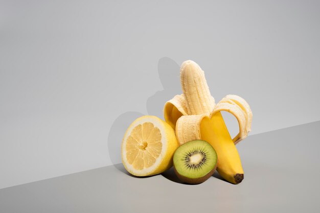 Foto composición de frutas sobre un fondo neutro gris.