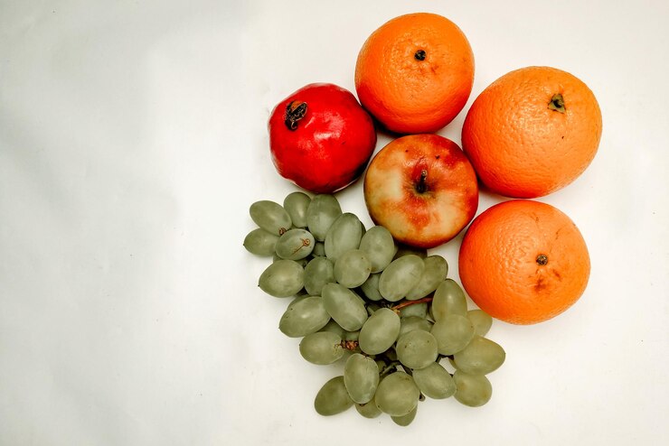 Composición de frutas tropicales con manzana naranja mango uva papaya granada