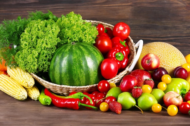 Composición con frutas y verduras frescas sobre fondo de madera