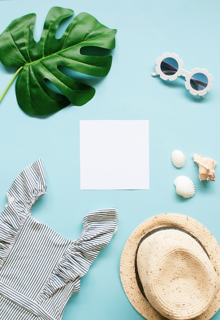 Foto composición de gafas de sol modernas blancas y más elementos en azul