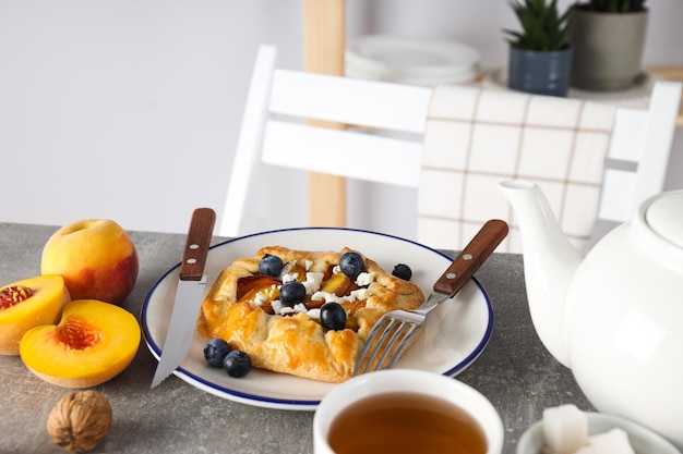 Composición de galette de frutas para un espacio de concepto de comida sabrosa para texto