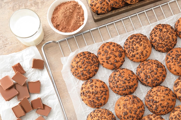 Composición con galletas de avena con chispas de chocolate en la mesa