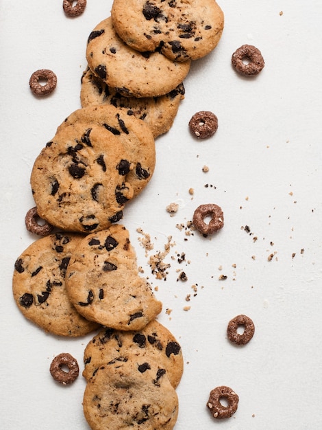 Composición de galletas de chispas de chocolate. Arte gastronómico de repostería casera