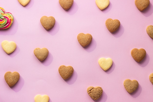 Composición con galletas en forma de corazón.