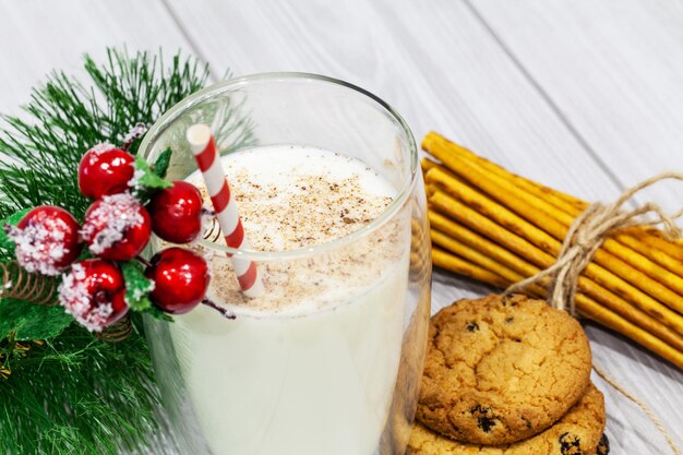 Composición con galletas de Navidad y leche sobre fondo blanco.