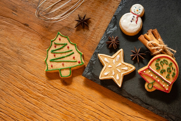 Composición de galletas de Navidad sobre fondo de pizarra.